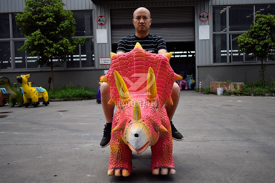 三角恐龍恐龍車，商場騎的三角龍，三角龍童車