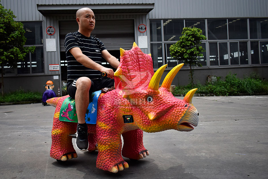 三角恐龍恐龍車，商場騎的三角龍，三角龍童車