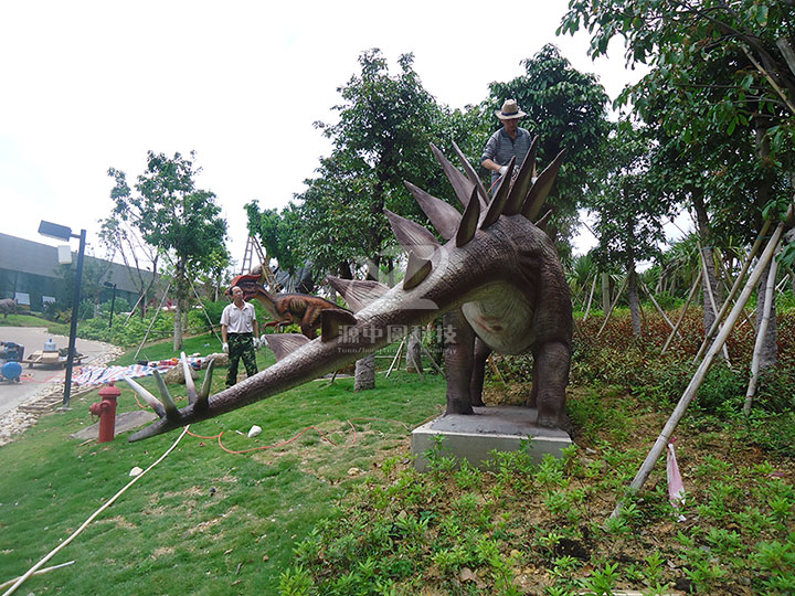 水泥雕塑劍龍制作，水泥恐龍制作